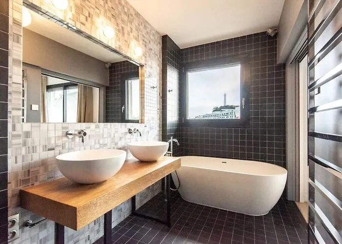 Luxuriousflat#victorhugo#trocadero#vieweffeiltower * Paris