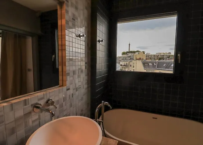 Luxuriousflat#victorhugo#trocadero#vieweffeiltower باريس