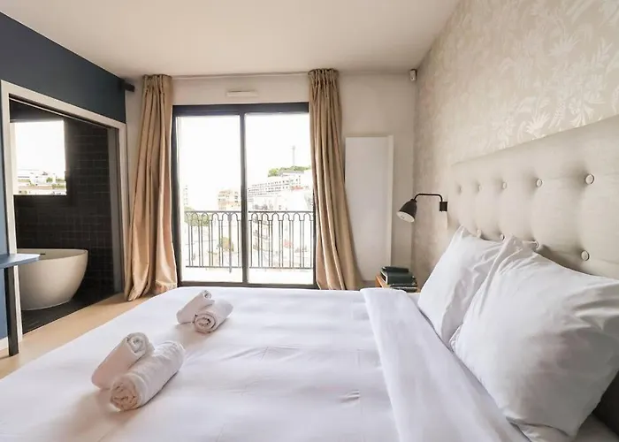 Luxuriousflat#victorhugo#trocadero#vieweffeiltower * باريس